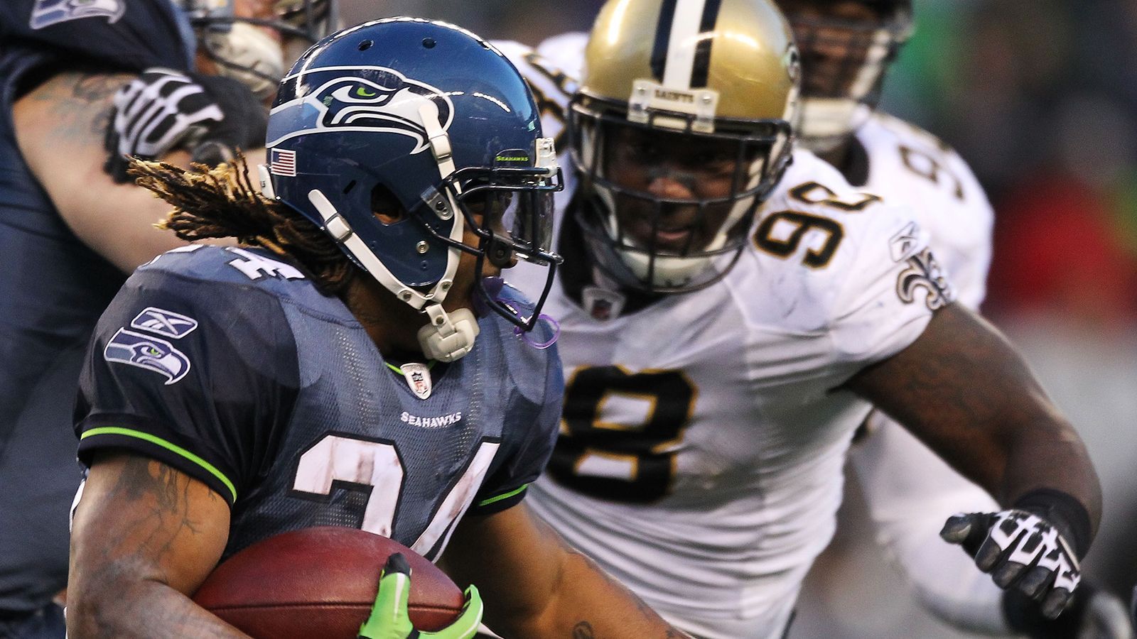 
                <strong>Playoff-Teilnahme mit negativer Bilanz</strong><br>
                Die Seattle Seahawks erreichten 2010 mit einer negativen Bilanz (7-9) die Playoffs. Das gab es insgesamt nur noch drei weitere Mal: Panthers 2014, Browns und Lions jeweils im Jahr 1982. Andere Teams wie die New York Giants (10-6), die San Diego Chargers (9-7) und die Tampa Bay Buccaneers (10-6) mussten ihren Playoff-Träumen 2010 dagegen mit positiven Bilanzen Lebewohl sagen. Im Wild-Card-Game warfen die Seahawks dann auch noch die New Orleans Saints aus dem Rennen. Jede Menge Teams und Fans hegen seit dieser Zeit einen Groll gegen Seattle.
              