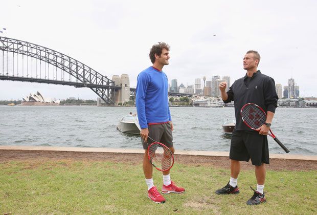 
                <strong>Wasser-Tennis mit Roger Federer und Lleyton Hewitt</strong><br>
                Am Ende ließen Federer und Hewitt dieses wohl einzigartige Erlebnis noch einmal Revue passieren. Es scheint, als ob sie durchaus ihren Spaß hatten.
              