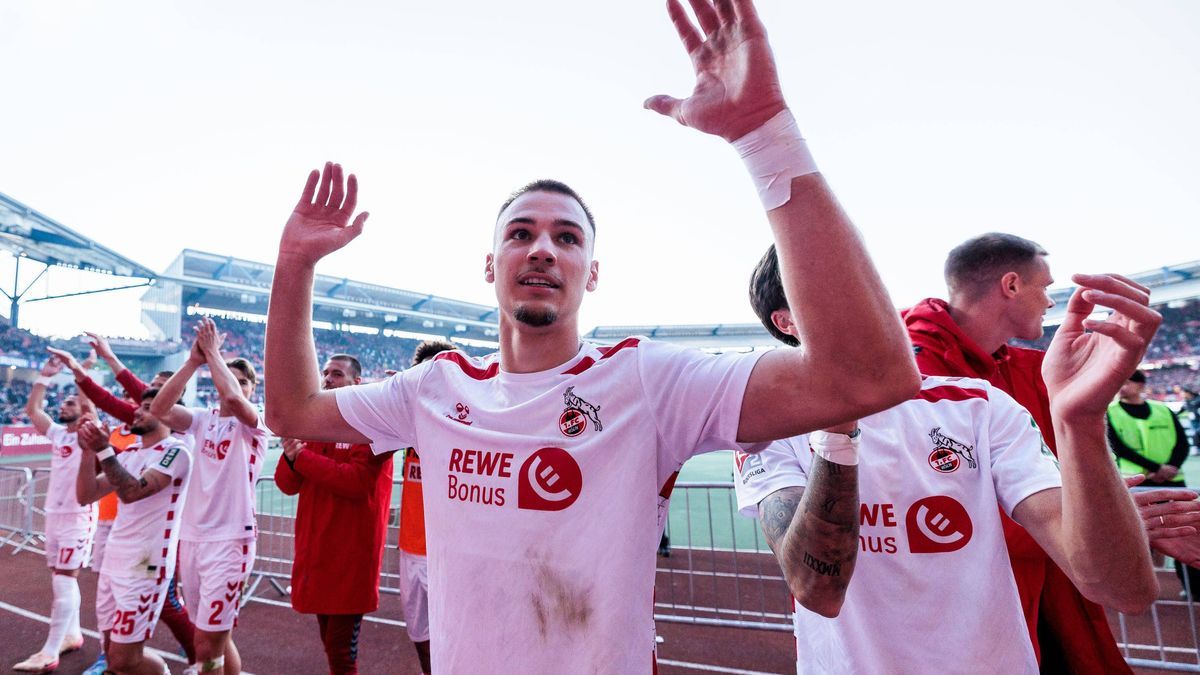 2. Fußball Bundesliga: 1. FC Nürnberg - 1. FC Köln; 09.05.2025 Die Mannschaft feiert den Sieg mit den Fans Tim Lemperle (1. FC Köln, 19) 2. Fußball Bundesliga, 1. FC Nürnberg - 1. FC Köln, Nürnberg...