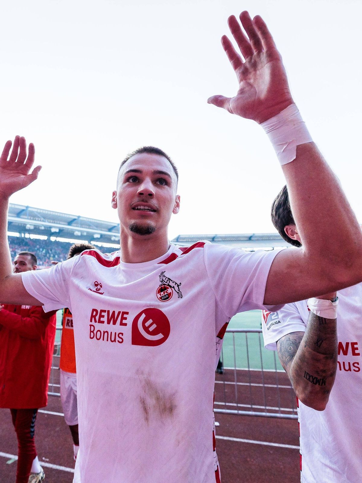 2. Fußball Bundesliga: 1. FC Nürnberg - 1. FC Köln; 09.05.2025 Die Mannschaft feiert den Sieg mit den Fans Tim Lemperle (1. FC Köln, 19) 2. Fußball Bundesliga, 1. FC Nürnberg - 1. FC Köln, Nürnberg...