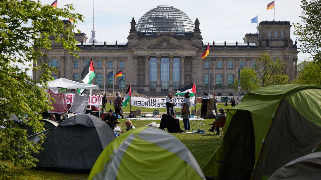 Protestcamp von Pro-Palästina-Aktivist:innen vor dem Reichstagsgebäude in Berlin. Unter dem Motto "Besetzung gegen Besatzung" kritisieren sie die "aktive Rolle Deutschlands beim Krieg in Gaza". 