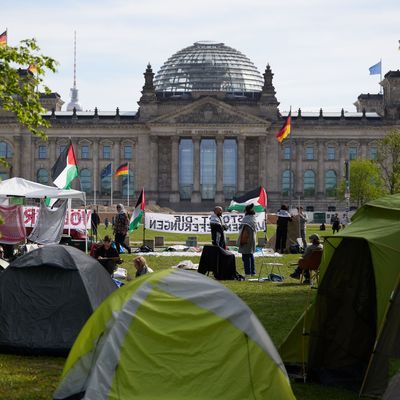 Protestcamp von Pro-Palästina-Aktivist:innen vor dem Reichstagsgebäude in Berlin. Unter dem Motto "Besetzung gegen Besatzung" kritisieren sie die "aktive Rolle Deutschlands beim Krieg in Gaza". 
