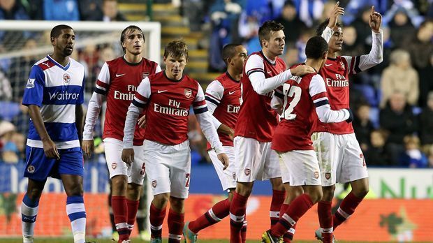 
                <strong>30. Oktober 2012: Reading - FC Arsenal 5:7</strong><br>
                Im Oktober 2012 machte Arsenal-Coach Arsene Wenger mal wieder das, was er in englischen Pokal-Wettbewerben nur zu gerne macht: Er rotierte im Liga-Pokal bei Reading und verzockte sich beinahe. Die "Gunners" lagen beim Underdog nach 37 Minuten scheinbar uneinholbar mit 0:4 in Rückstand. Theo Walcotts 1:4 in der Nachspielzeit der ersten Halbzeit schien nur ein Strohfeuer zu sein, zumal es bis zur 64. Minute dauerte, ehe Olivier Giroud den zweiten Arsenal-Treffer erzielte. Dann wurde es in den letzten Minuten turbulent, erst recht als Laurent Koscielny eine Minute vor Ende der regulären Spielzeit das 3:4 erzielte. In der 96. Minute markierte Walcott mit seinem zweiten Treffer den Ausgleich. In der Verlängerung gewann Arsenal dank zweier Treffer von Marouane Chamakh noch mit 7:5. 
              