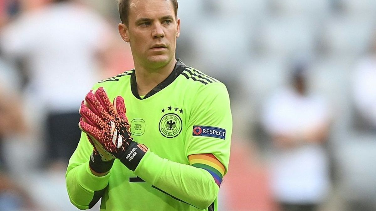 Manuel Neuer läuft wieder mit der Regenbogenbinde auf