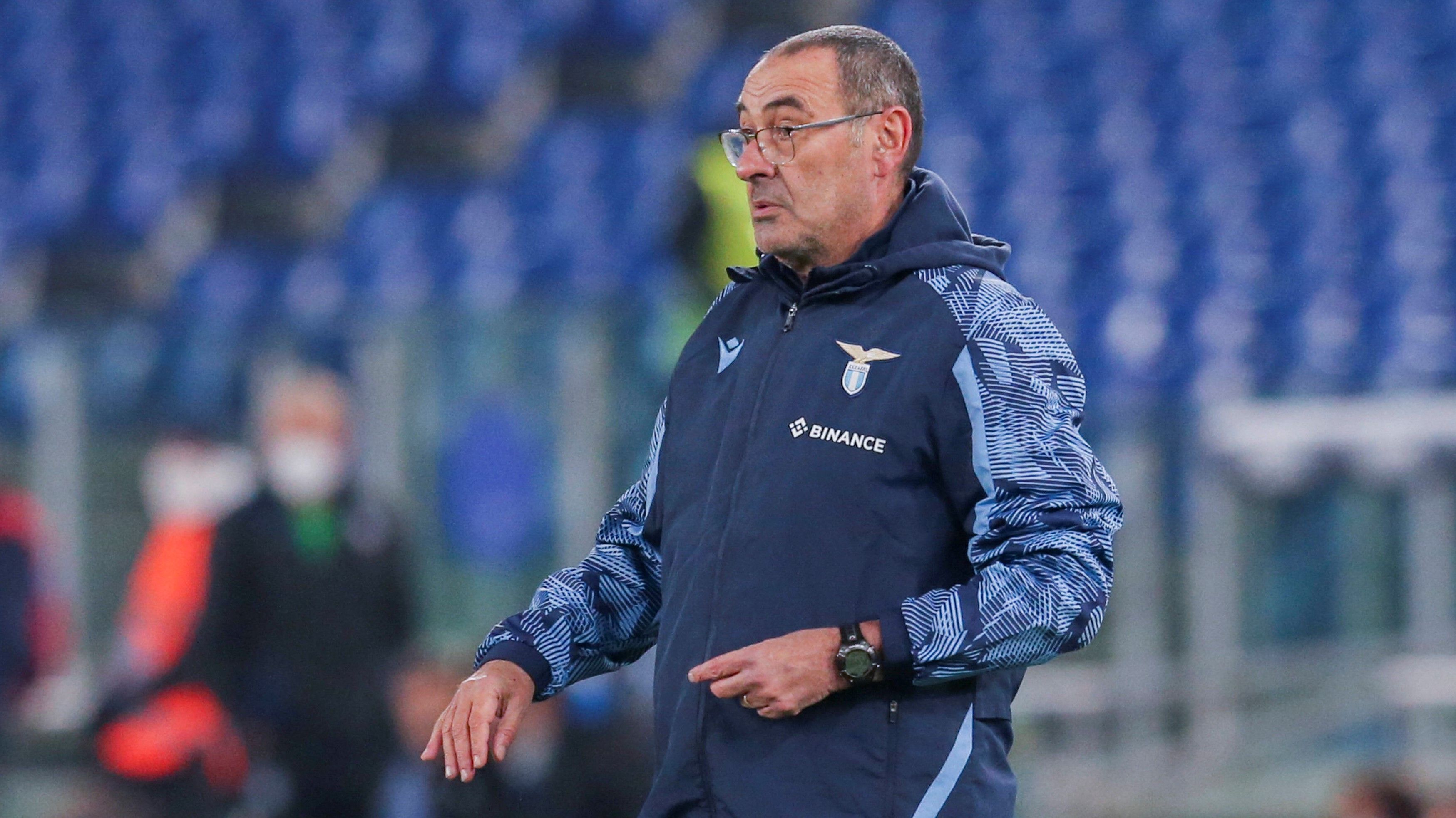 
                <strong>Maurizio Sarri </strong><br>
                &#x2022; Geboren: 10.01.1959 -<br>&#x2022; Alter: 63 Jahre -<br>&#x2022; Aktueller Verein: Lazio Rom (Serie A) -<br>&#x2022; Vertrag bis: 2023<br>
              