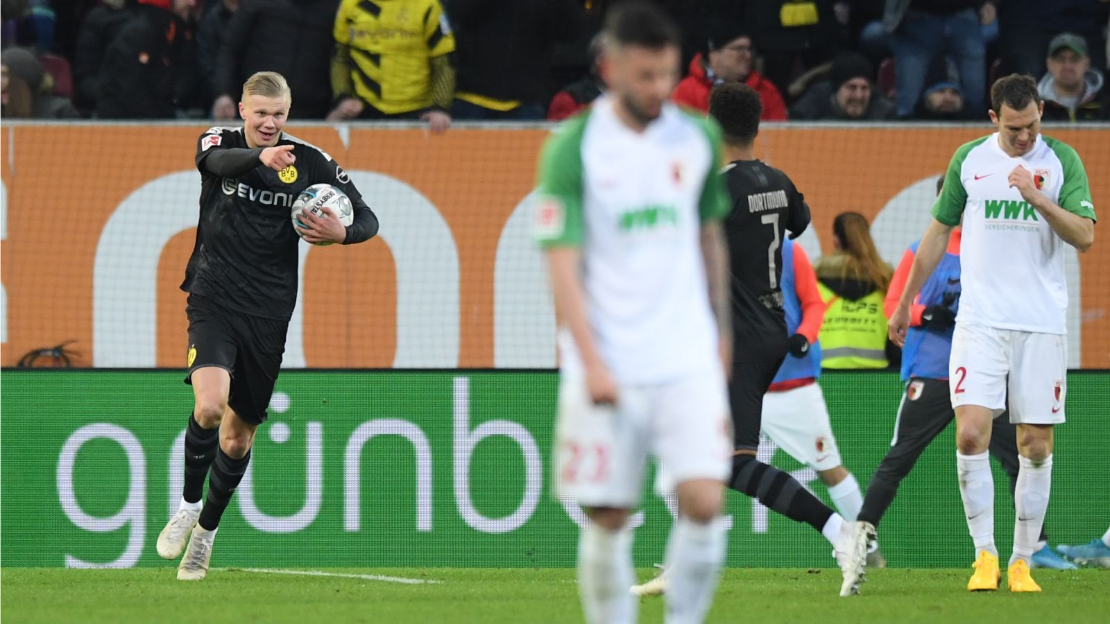 
                <strong>REKORD: Dreierpack als Joker beim Debüt</strong><br>
                Bereits bei seinem ersten Einsatz für Borussia Dortmund war klar, wie speziell Haaland sein würde. Direkt nach dem Treffer zum 3:1 für den FC Augsburg durch Florian Niederlechner brachte der damalige BVB-Trainer Lucien Favre den Norweger, gerade frisch aus Salzburg gewechselt, als Joker. Gerade einmal 24 Minuten brauchte er mit drei Treffern im Alleingang, unterbrochen von einem Jadon-Sancho-Tor, um die Partie komplett zu drehen. Einen Dreierpack bei seinem Bundesliga-Debüt schafften zuvor nur sieben Andere, als Joker noch niemand.
              