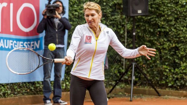 
                <strong>Spiel, Satz und Sieg: Die schönsten Erfolge von Steffi Graf und Co.</strong><br>
                Auch heute macht Steffi Graf auf dem Platz noch eine richtig gute Figur. Immer mal wieder tritt sie bei Wohltätigkeitsturnieren an - ansonsten versucht sie die Öffentlichkeit so gut es geht zu meiden. Mit ihrem Ehemann Andre Agassi und den beiden Kindern lebt sie in Las Vegas.
              