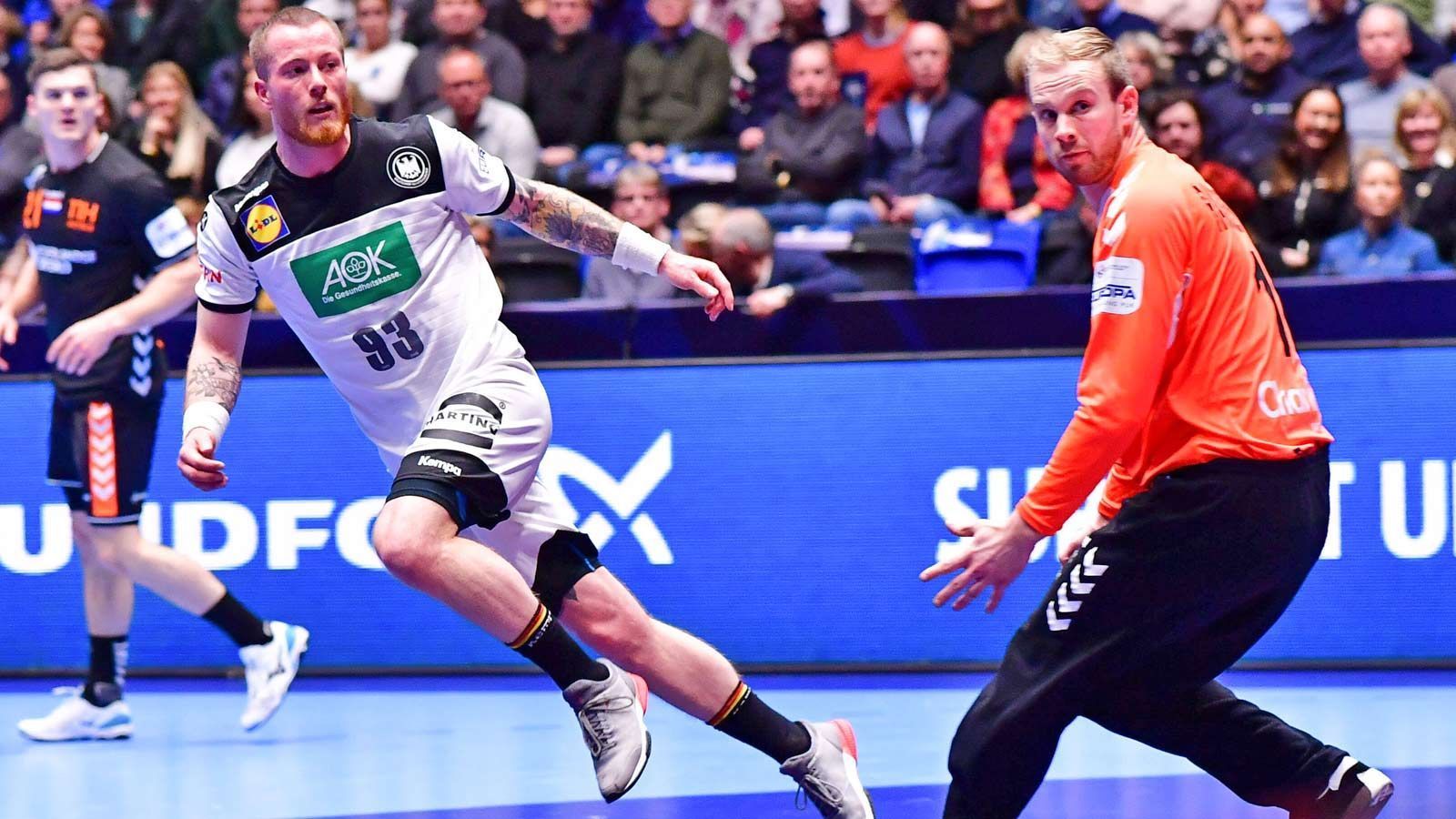 
                <strong>Patrick Zieker </strong><br>
                Schon die Nominierung Ziekers war eine kleine Überraschung. Er ist die klare Nummer 2 hinter Gensheimer. Lediglich als dieser die Rote Karte im Auftaktspiel sah, durfte der Stuttgarter etwas mehr Spielzeit sammeln. Da machte er seine Sache gut, doch gerade in den wichtigen Spielen wird er sich auf der Bank wiederfinden. Vorrunden-Note: 
              