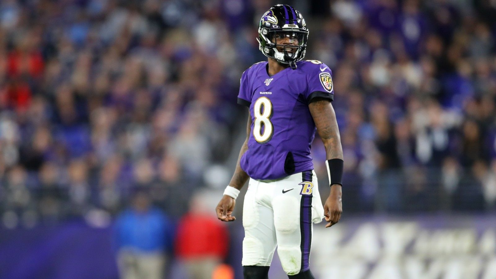 
                <strong>Baltimore Ravens: Lamar Jackson (Offense)</strong><br>
                Die gesamte Offense ist auf den MVP ausgerichtete - dementsprechend ist er auch der Schlüsselspieler der Ravens. Lamar Jackson hat eine extrem effiziente Saison hinter sich, gerade als Passer, und muss jetzt beweisen, dass die starke Spielzeit keine Eintagsfliege war. Jackson wird immer ein elektrisierender Läufer sein, mit einer weiteren guten Saison als Passer verstummen auch die letzten Kritiker.
              