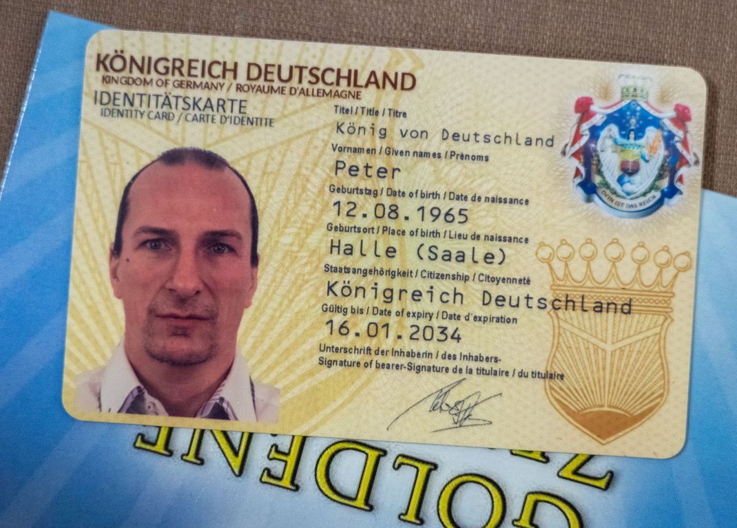 Die "Identitätskarte" des "Reichsbürger"-Aktivisten Peter Fitzek, der sich selbst auch "König von Deutschland" nennt.