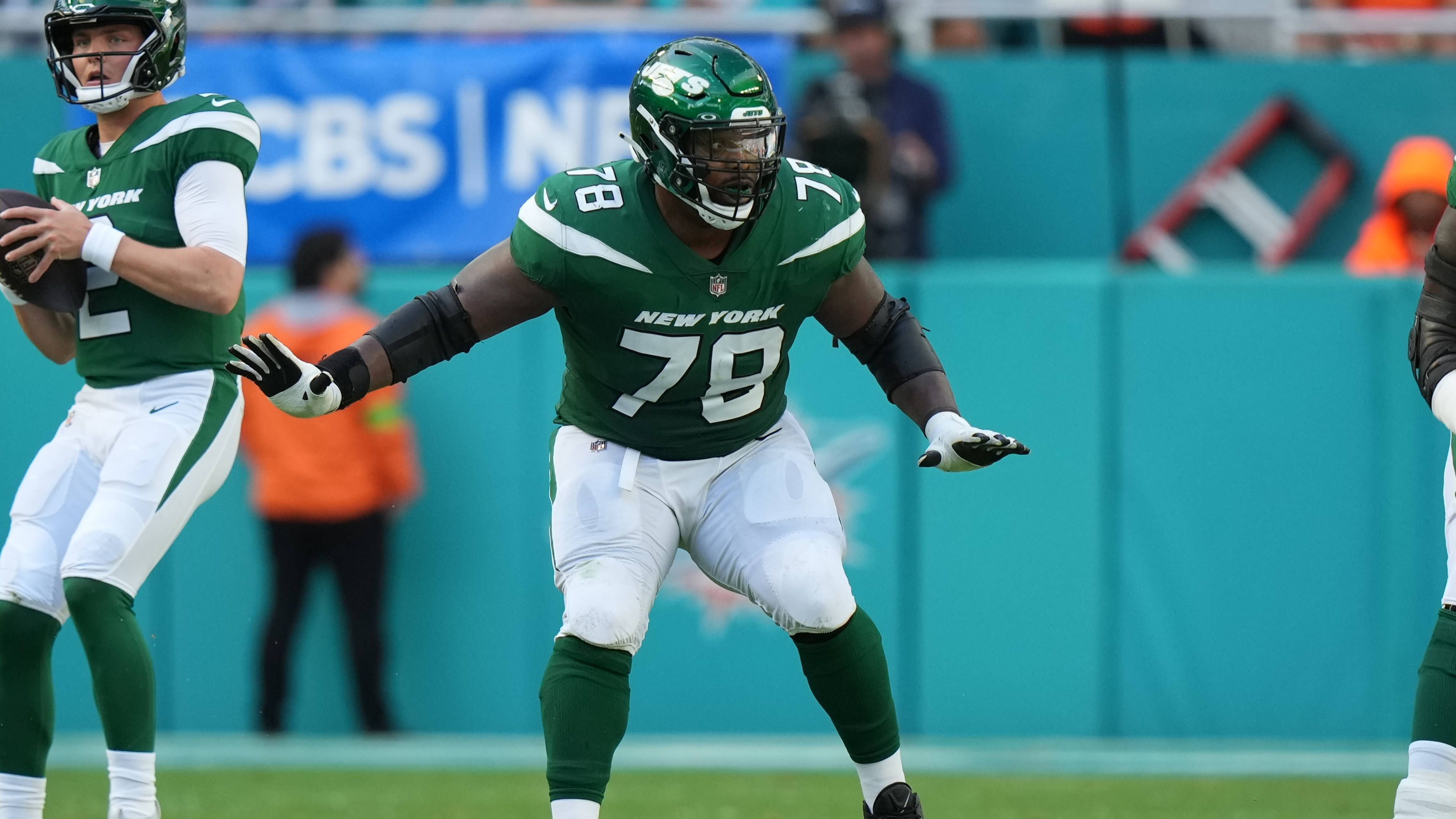 <strong>Seattle Seahawks: Laken Tomlinson (Guard)</strong><br>Seit 2017 stand Laken Tomlinson in jeder Saison bei über 1.000 Snaps auf dem Rasen. Allerdings konnte er in den vergangenen beiden Spielzeiten bei den Jets nicht wirklich überzeugen. Die Seahawks sicherten sich den erfahrenen Guard in der Offseason für gut 1,2 Millionen US-Dollar: ein sehr überschaubares Risiko für einen potenziellen Starter.&nbsp;