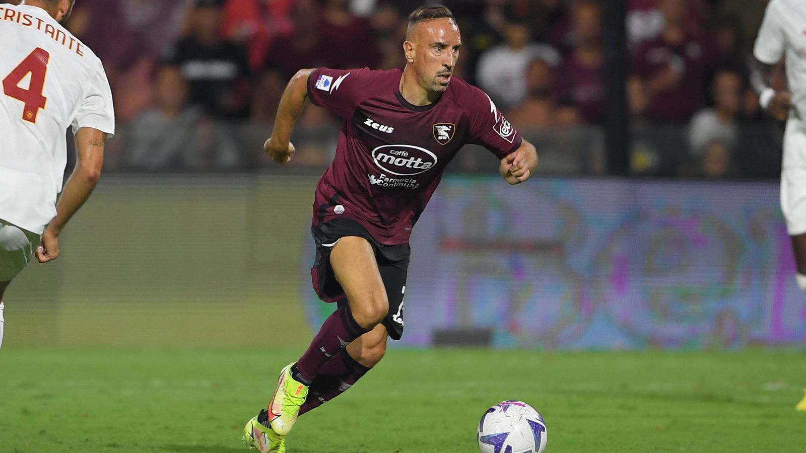 
                <strong>Franck Ribery (zuletzt US Salernitana)</strong><br>
                Ribery und sein aktueller Klub, der italienische Erstligist US Salernitana, haben sich auf eine einvernehmlichen Vertragsauflösung geeinigt. In der aktuellen Saison hatte Ribery verletzungsbedingt lediglich 36 Minuten auf dem Feld gestanden. Insgesamt trug er seit seinem Wechsel 24 Mal das Trikot der "Granata". Zuvor war Ribery bei Salernitanas Ligakonkurrent AC Florenz aktiv, wohin der einstige Bayern-Star nach seinem tränenreichen Abschied vom deutschen Rekordmeister nach über 12 Jahren gewechselt war.
              