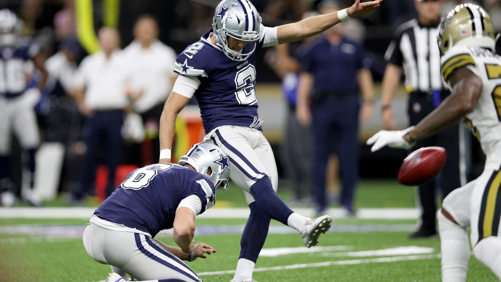 <strong>Brett Maher - 62 Yards</strong><br>2013 verschmähten die New York Jets die Dienste von Brett Maher, setzten ihn noch vor der Preseason wieder vor die Tür und dafür auf Billy Cundiff. Am 13. Oktober 2019 verwandelte der Kicker dann für die Dallas Cowboys aus 62 Yards - gegen die Jets.
