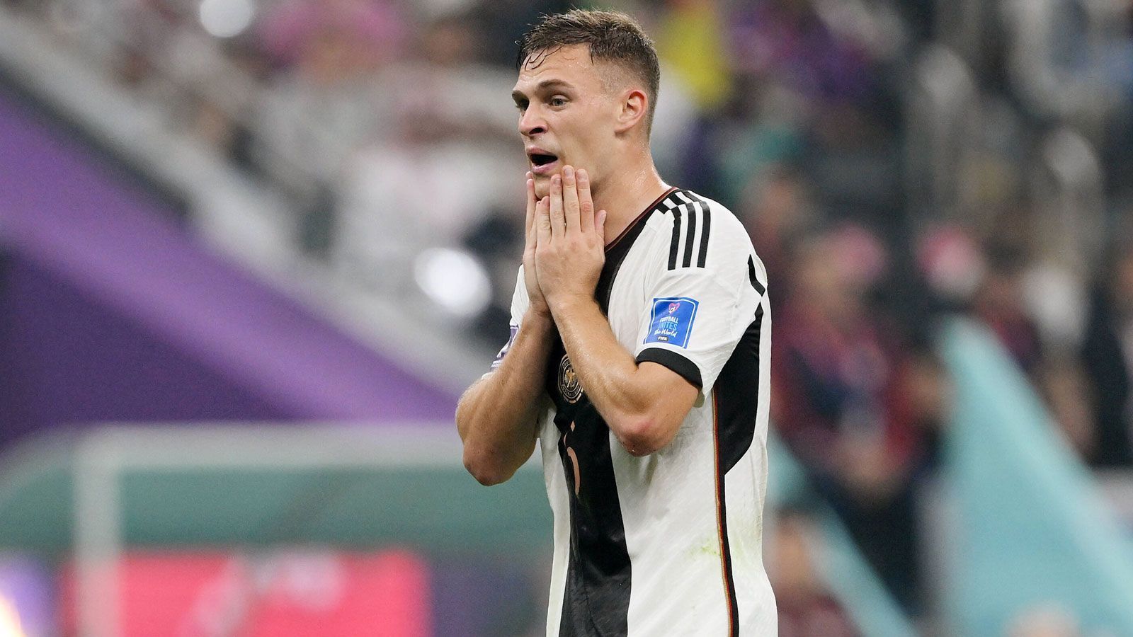 
                <strong>Joshua Kimmich</strong><br>
                Nachdem das Aus besiegelt war, fand wohl niemand im DFB-Tross so klare Worte wie Joshua Kimmich, der auch Selbstzweifel anklingen ließ. Die Sätze hallen nach. Anders seine sportlichen Darbietungen in Katar. Tut sich der Defensiv-Allrounder in München unter Weltstars als "Aggressive Leader" hervor, schwamm er bei allen Partien der Nationalmannschaft lediglich mit und präsentierte sich zumindest nicht nach außen sichtbar als Anführer. Kimmich verpasste es, in wichtigen Momenten voranzugehen, wirkte in seinem Spiel teilweise, als würde er mit angezogener Handbremse agieren. So droht ihm das Schicksal, als Symbolfigur der schwarzen DFB-Jahre herhalten zu müssen. Denn Kimmich gilt aufgrund seiner Qualitäten als Gesicht einer Generation, die dem Verband viele große Einzelspieler beschwert hat, welche aber noch nicht zu einem großen Team zusammengefunden haben. Die anfangs erwähnten Sätze nach der erneuten Schmach könnten sogar den Eindruck erwecken, der enorm ehrgeizige Vorzeigeprofi könnte an diesem Rückschlag zerbrechen. Aber dafür erscheint Kimmich viel zu gefestigt zu sein.
              