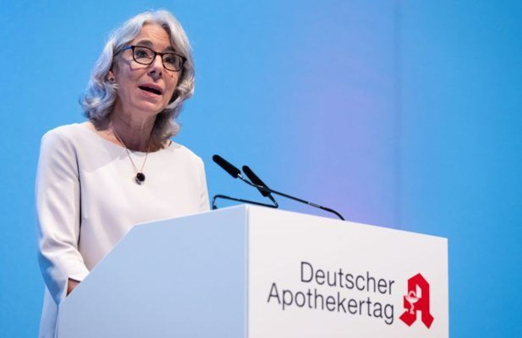 Gabriele Regina Overwiening, die Präsidentin der Bundesvereinigung Deutscher Apothekenverbände fordert die Politik zum Handeln auf (Bild: Deutschen Apothekertag, 14. September 2022).