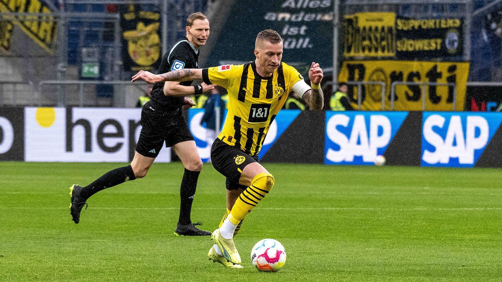 
                <strong>Marco Reus (Borussia Dortmund)</strong><br>
                Im Dortmunder Offensivspiel ist Kapitän Marco Reus ein wichtiger Faktor. Der Routinier leitet früh eine Chance für Bynoe-Gittens ein und hat auch beim Treffer zum 1:0 die Füße im Spiel. Seinen Freistoß von links am Strafraum verwandelt Brandt mit dem Rücken. Kurz vor der Pause verpasst Reus zudem das mögliche 2:0 für den BVB nur um wenige Zentimeter. ran-Note: 2
              