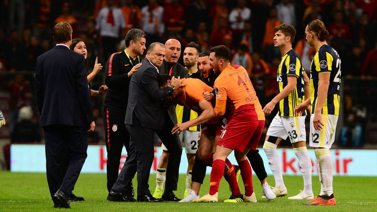 
                <strong>Massenschlägerei bei Istanbul-Derby: Die Eskalation am Bosporus</strong><br>
                Selbst Galatasaray-Trainer Fatih Terim (Mitte) konnte weder seine, noch die Fenerbahce-Spieler beruhigen und zur Raison rufen ...
              