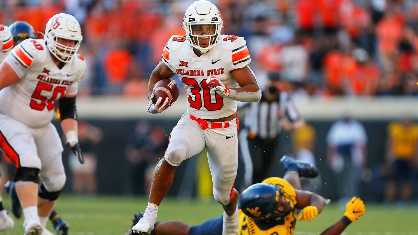 
                <strong>Chuba Hubbard (Oklahoma State)</strong><br>
                Vor allem 2019 lieferte Chuba Hubbard ab, kam in seinem zweiten Jahr für die Oklahoma State Cowboys auf überragende 2094 Rushing Yards und führte das Ranking im College-Football in dieser Kategorie an. 2020 spielte er nur sieben Partien, ehe er sich mit seinem Coach an der Oklahoma State zerstritt und von der Möglichkeit zum Opt-Out Gebrauch machte. Neben seiner hohen Beweglichkeit überzeugte Hubbard in den vergangenen Jahren mit seiner Schnelligkeit, ausbaufähig sind seine Fähigkeiten als Passempfänger. Er gilt als Kandidat für den zweiten Tag des Drafts, könnte aber auch erst später gepickt werden.
              