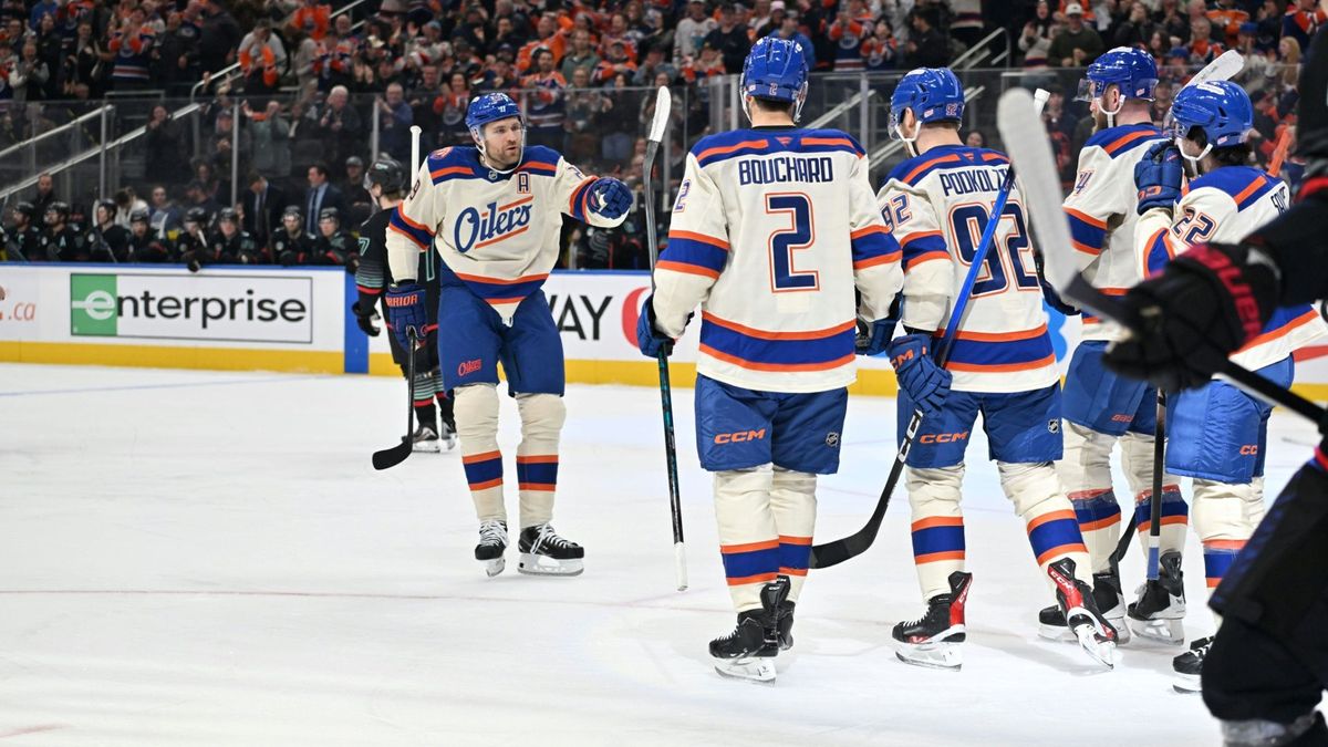 Draisaitl (l.) jubelt mit seinen Teamkollegen