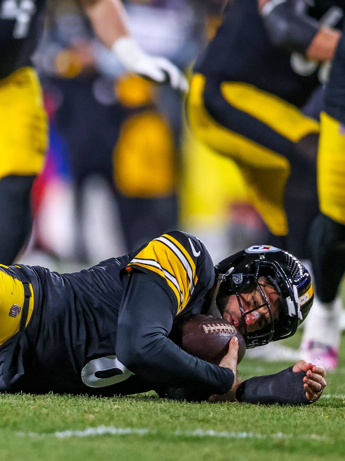 November 30, 2025, Pittsburgh, Pennsylvania, USA: Pittsburgh Steelers quarterback AARON RODGERS (8) falls on a loose snap during the NFL, American Football Herren, USA football game between the Pit...