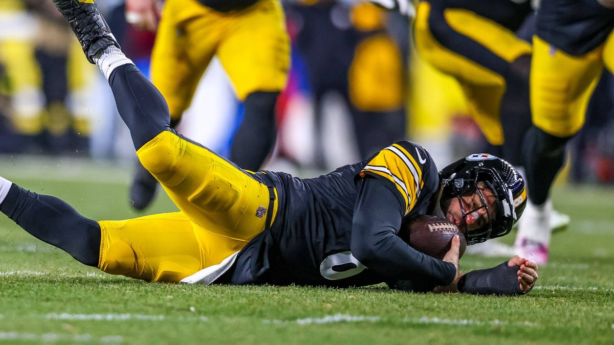 November 30, 2025, Pittsburgh, Pennsylvania, USA: Pittsburgh Steelers quarterback AARON RODGERS (8) falls on a loose snap during the NFL, American Football Herren, USA football game between the Pit...