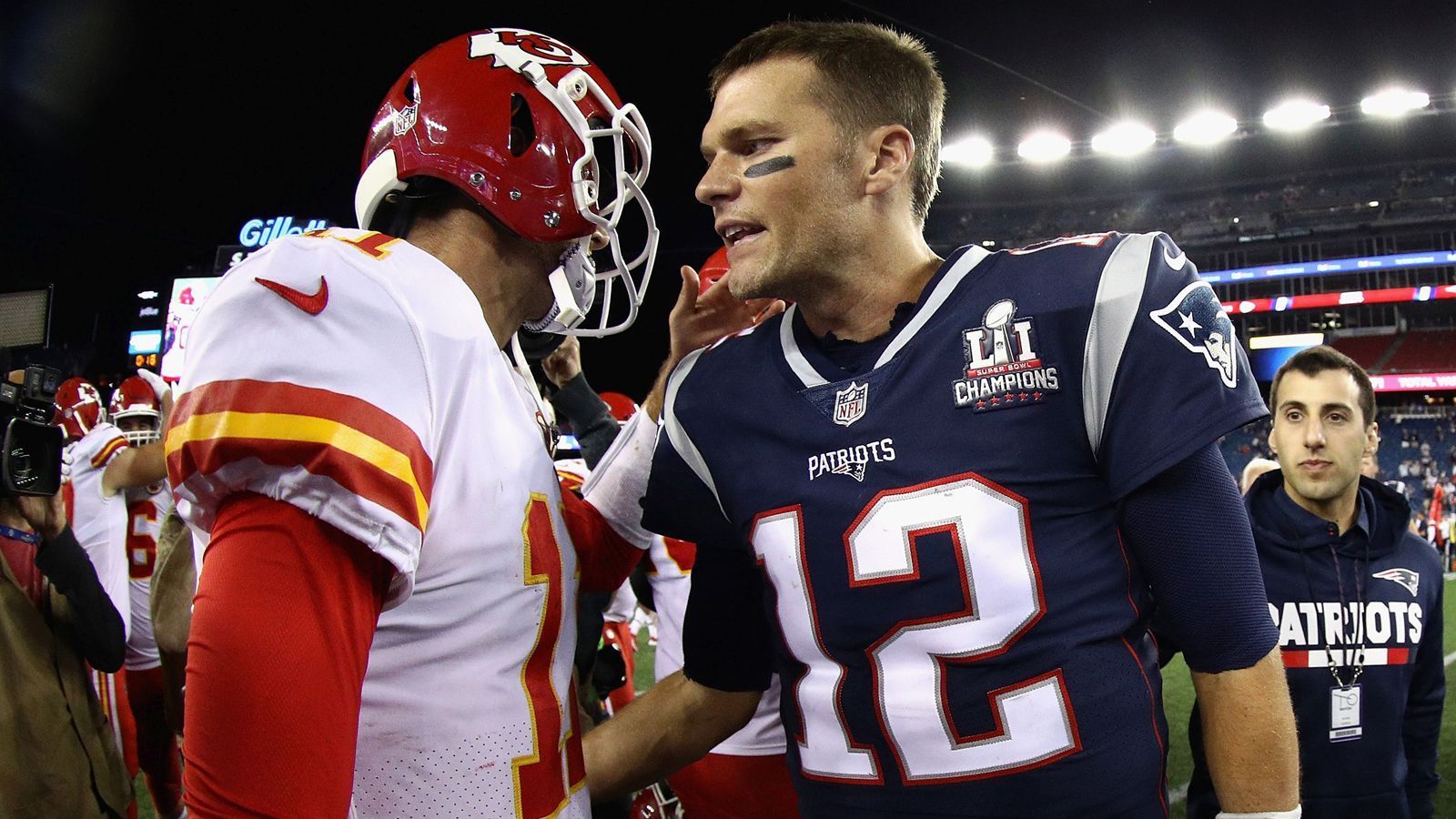
                <strong>2017 im Gillette Stadium: Kansas City Chiefs @ New England Patriots 42:27</strong><br>
                Der Titelverteidiger aus New England ging im Eröffnungsspiel 2017 unter. Chiefs-Quarterback Alex Smith bereitet mit seinen Pässen vier Touchdowns vor. Fast noch mehr Aufsehen erregt Rookie Running Back Kareem Hunt mit drei Touchdowns. Seine 246 Yards from Scrimmage sind außerdem ein neuer Rekord für das erste NFL-Spiel.
              