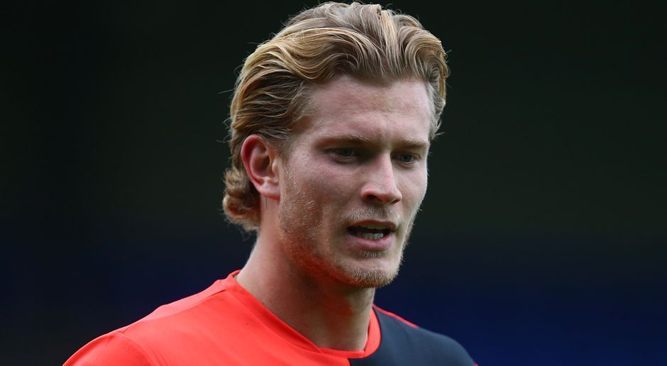 
                <strong>Loris Karius (Zugang FC Liverpool)</strong><br>
                Loris Karius: Mit der Ambition - Stammtorhüter beim LFC zu werden - kam Loris Karius zum LFC. Unglücklicherweise brach er sich im Testspiel gegen den FC Chelsea die Hand, weshalb er zu Saisonstart von der Tribüne aus zuschauen muss.
              