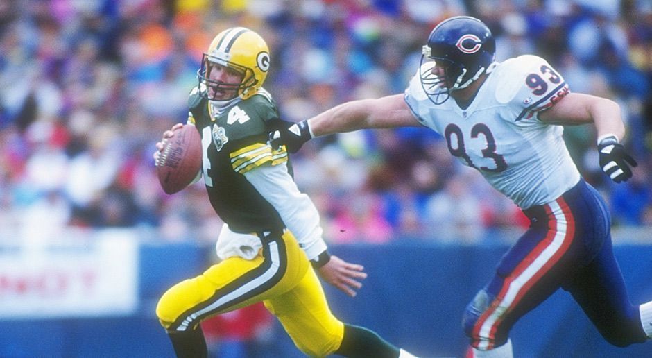 
                <strong>Brett Favre 1993</strong><br>
                Bereits in seiner zweiten Saison führte Favre die Packers zum ersten Mal seit 1982 wieder in die Playoffs. Favre wurde in den Pro Bowl berufen und zum MVP gewählt. Am Ende seiner Karriere brachte er es auf elf Pro-Bowl-Nominierungen und war von 1995 bis 1997 dreimal in Folge MVP. Was umso bemerkenswerter ist, da Favre 1996 einräumte, abhängig von Vicodin zu sein und daraufhin 46 Tage in einer Entziehungsklinik verbrachte. Seiner Form schien das damals nicht abträglich zu sein.
              