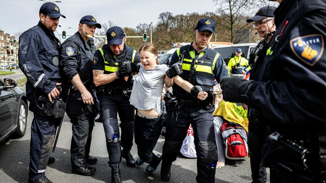 Greta Thunberg, Klimaaktivistin aus Schweden, wird bei einer Straßenblockade der A12 festgenommen. 