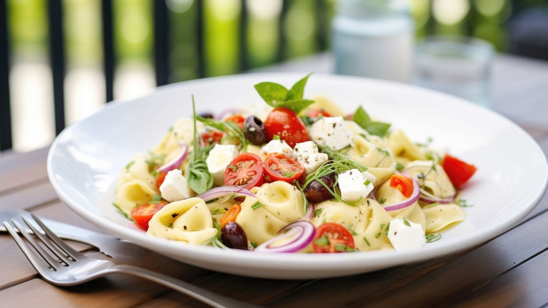 Das ideale Mittagessen zwischen zwei Meetings, oder? Der leichte Tortellini-Salat macht satt, aber nicht müde!