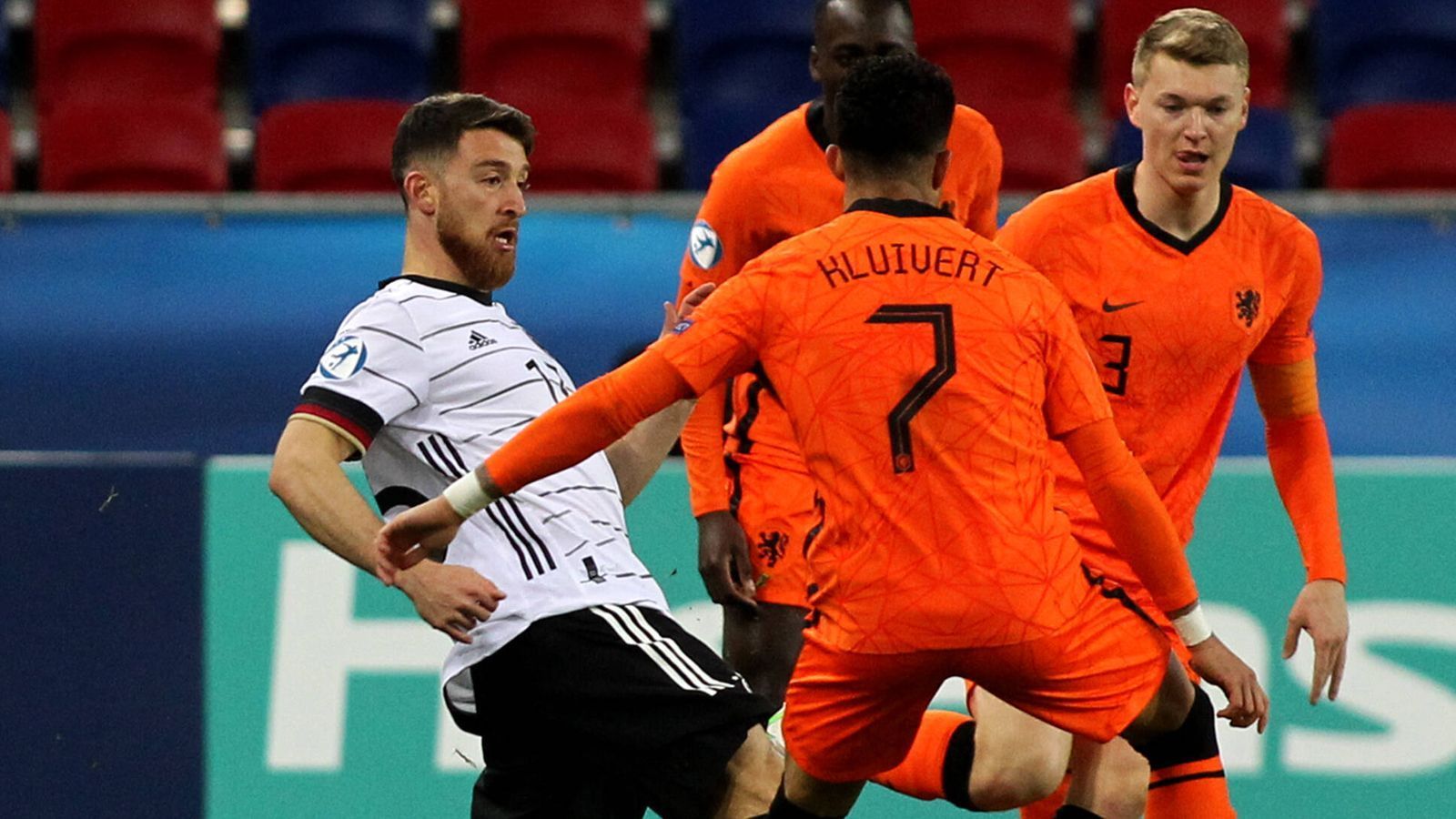 
                <strong>Niederlande und die starke Offensive</strong><br>
                "Jong Oranje" traf in der Gruppenphase acht Mal und stellte damit die beste Offensive. Gegen Deutschland spielte die Niederlande 1:1, den Gruppensieg sicherte man sich durch ein 6:1 gegen Ungarn. Gilt als Mitfavorit auf den Titel. Gegner ist Frankreich am 31. Mai um 18 Uhr auf ProSieben MAXX und im Livestream auf ran.de - ein harter Brocken auf dem Weg zum Titel.
              