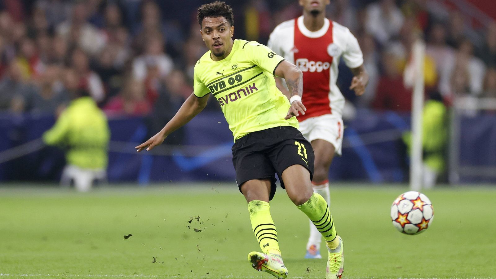 
                <strong>Donyell Malen</strong><br>
                30 Millionen Euro kostete Donyell Malen im Sommer, als er die PSV Eindhoven in Richtung Dortmund verließ. Als Nachfolger von Jadon Sancho wurde er deklariert, leistungsmäßig kann der Niederländer die Lücke des Engländers aber bisher nicht ausfüllen. In 15 Spielen traf er erst einmal. Immerhin: Das Tor gelang ihm in der Champions League, beim 1:0 gegen Sporting Lissabon. Gegen Ajax, größter Rivale seines ehemaligen Teams PSV und ehemaliger Klub des Nationalspielers, wäre es für Malen wohl doppelt schön, wenn er glänzen könnte.
              