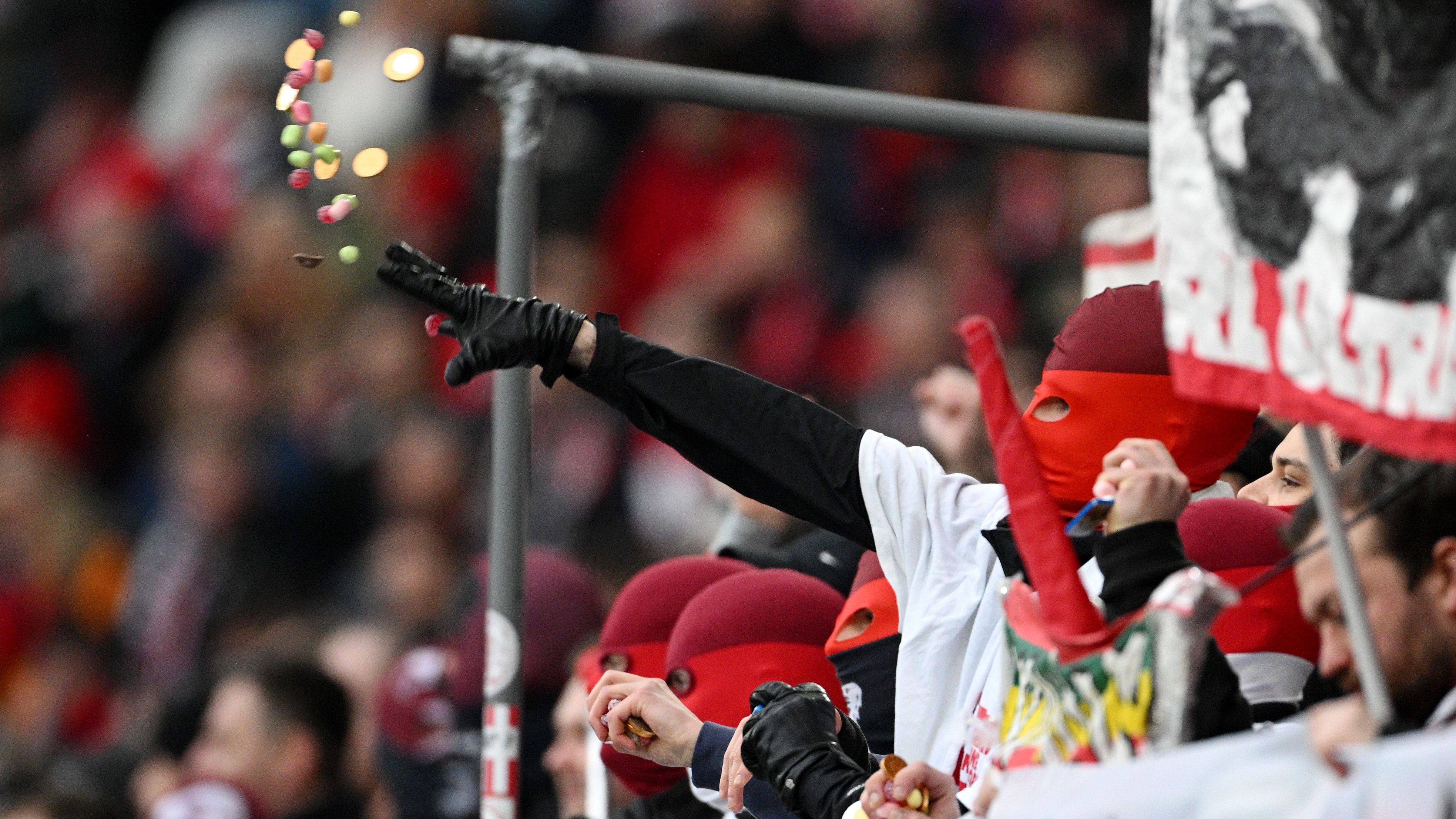 <strong>Süßigkeiten-Protest in Freiburg</strong><br>Beim Duell zwischen dem SC Freiburg und Eintracht Frankfurt flogen zunächst Süßigkeiten in Richtung Rasen, um so gegen den DFL-Investor zu protestieren.