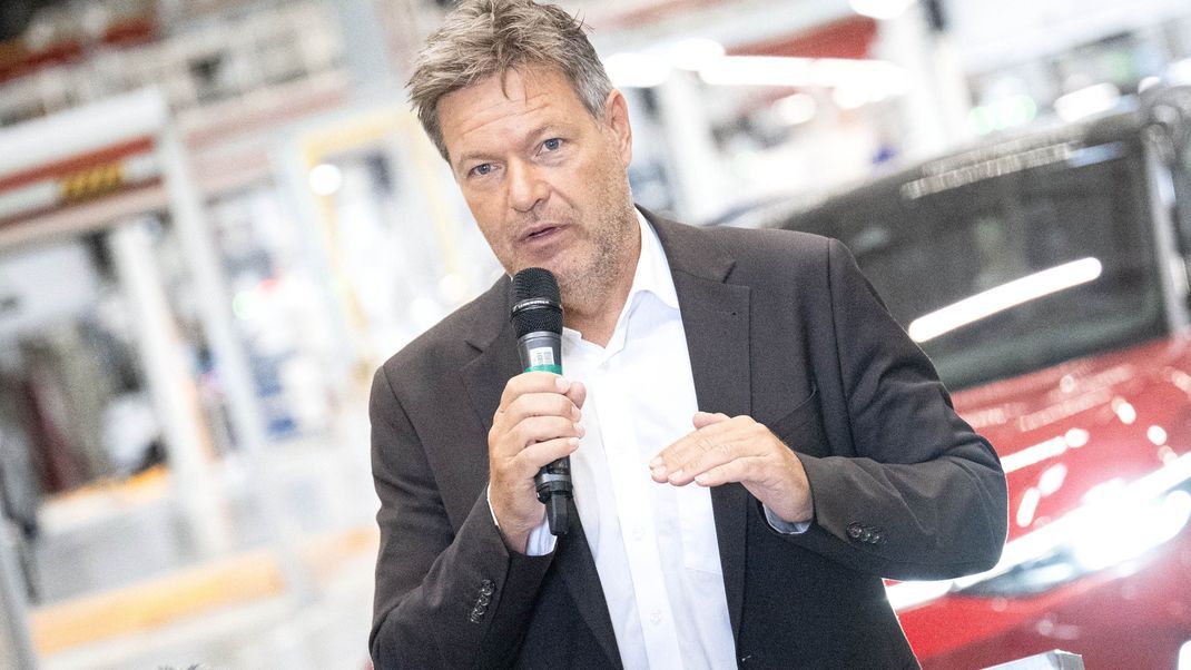 Wirtschaftsminister Robert Habeck lädt anlässlich der Krise in der deutschen Autobranche zum Autogipfel.
