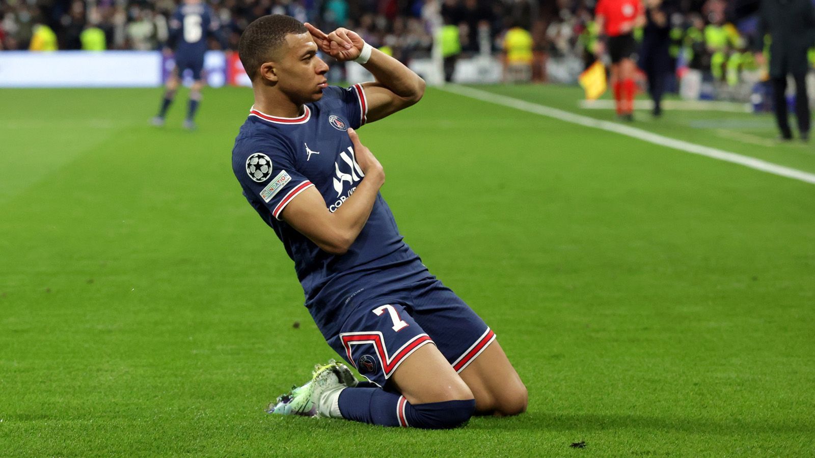 
                <strong>Mbappes Rückzieher in letzter Minute</strong><br>
                Eigentlich war der Wechsel von Mbappe von PSG zu Real Madrid bereits in trockenen Tüchern. So schien es. Doch dann unterschrieb der 23-Jährige im Mai plötzlich und völlig überraschend einen neuen Vertrag in der französischen Hauptstadt. Stimmen wurden laut, dem Stürmer sei es ausschließlich ums Geld gegangen. Jetzt veröffentlichte "Le Parisien" erstmals Zahlen, bei denen selbst Topverdiener Lionel Messi Schnappatmung bekommen dürfte.
              