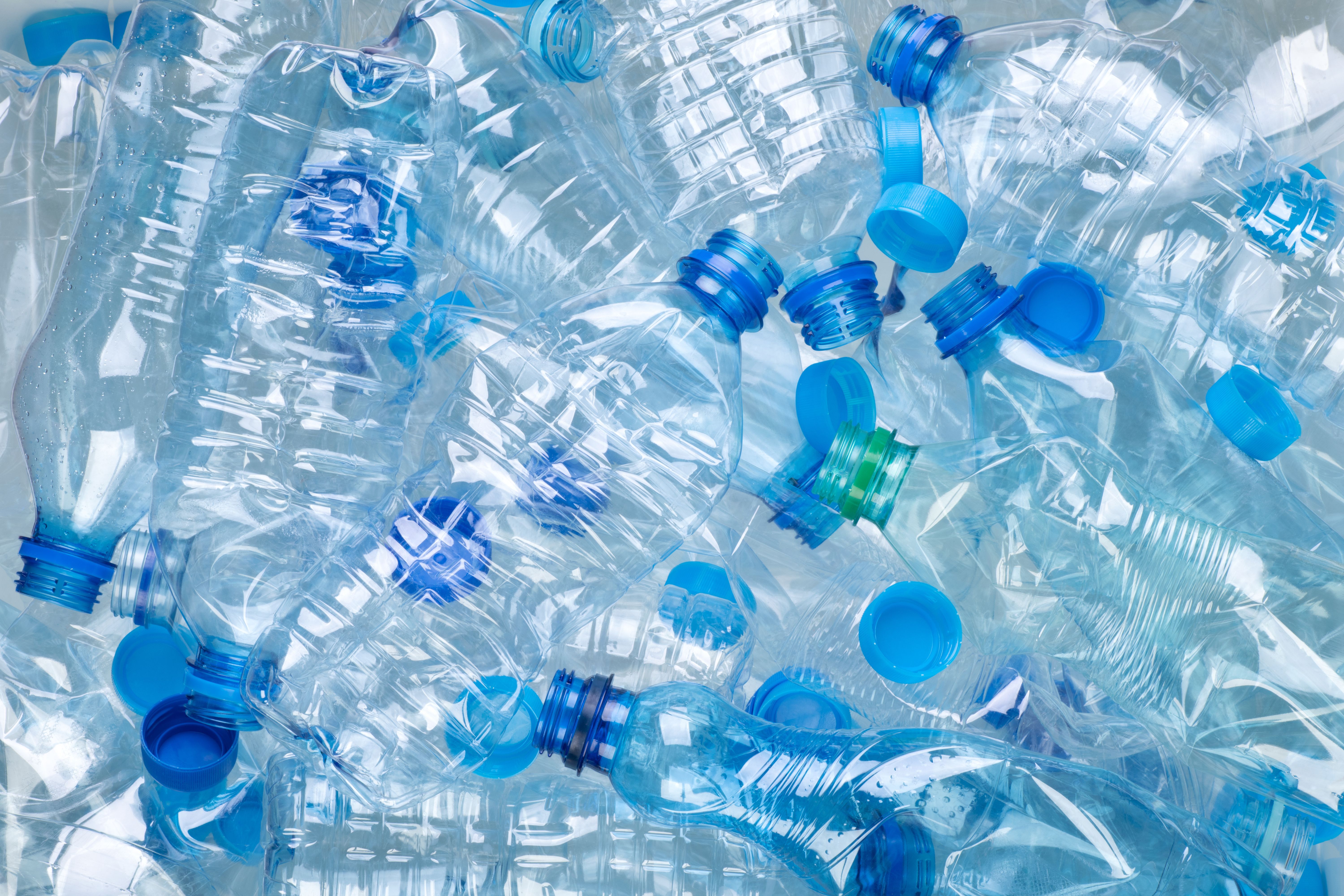 Polyethylenterephthalat (PET) hat vor allem durch die Flaschenform Bekanntheit bekommen. Es wird aber auch für die Herstellung von Folien oder Textilfasern verwendet. 