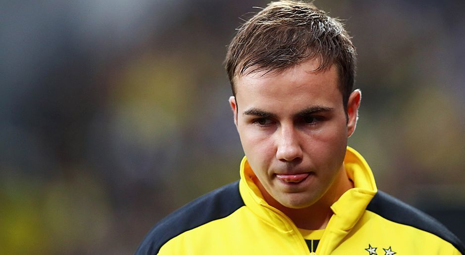 
                <strong>Die Krankenakte des Mario Götze</strong><br>
                Seine zweite Zeit beim BVB beginnt mit einer Muskelverhärtung, die Götze zu zwei Spielen Pause zwingt. Im Dezember 2016 verpasst er wegen Knieproblemen zwei weitere Partien. Im Jahr 2017 bestreitet er nur 24 Bundesliga-Minuten, ehe die nächste Zwangspause folgt. Fehlte der 24-Jährige zunächst noch offiziell wegen Adduktorenbeschwerden respektive muskulären Problemen, ist nun klar, dass es weitaus schlimmer um ihn steht. Die diagnostizierte Stoffwechselstörung dürfte ihn erneut über einen längeren Zeitraum außer Gefecht setzen.
              