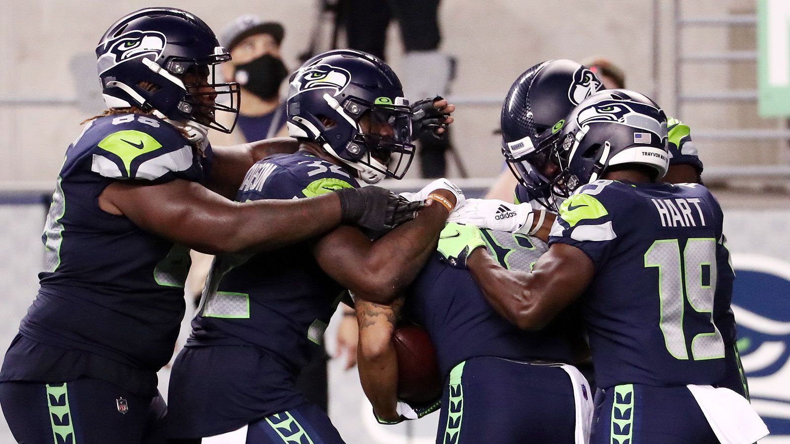 
                <strong>Passing Offense: Seattle Seahawks (41 Punkte)</strong><br>
                Keine Offense war in Week 2 so effektiv wie die der Seattle Seahawks. Beeindruckende 429 Yards hatten das Team von Pete Carroll am Ende zu Buche stehen und belegte mit 41 Punkten verdient Platz eins im NFL Fantasy Manager powered by ran. Fünf Passing Touchdowns befeuerten die ohnehin schon hohe Punktzahl und ebneten den Weg für den knappen 35:30-Sieg gegen die New England Patriots.
              