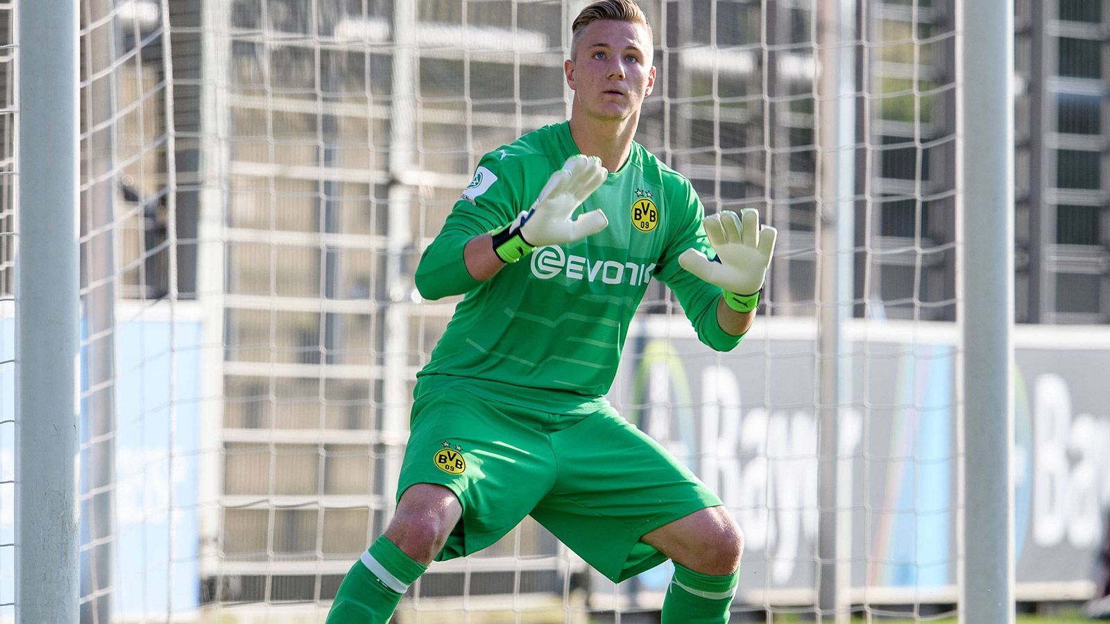 
                <strong>Luca Unbehaun (Borussia Dortmund)</strong><br>
                Der Dortmunder Keeper gewann vergangene Saison noch mit der U17 den Deutschen Meistertitel und kassierte in 26 Liga-Spielen nur 22 Gegentreffer. Auch in der U19 ist der erst 17-Jährige nun die Stammkraft zwischen den Pfosten. Dasselbe gilt für die U17-Nationalmannschaft, mit der er als Nummer 1 im Mai an der Europameisterschaft teilnahm.
              