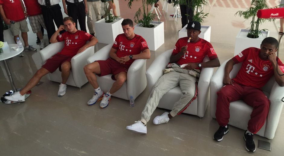 
                <strong>Der FC Bayern auf China-Tour</strong><br>
                Am nächsten Tag geht es dann zum Fahrertraining von Sponsor Audi auf den Schanghai International Circuit. Der Flug steckt den Spielern wohl noch in den Knochen.
              