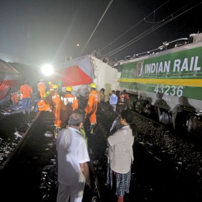 Rettungskräfte arbeiten an der Unglücksstelle nach dem schweren Zugunglück im indischen Bundesstaat Odisha.