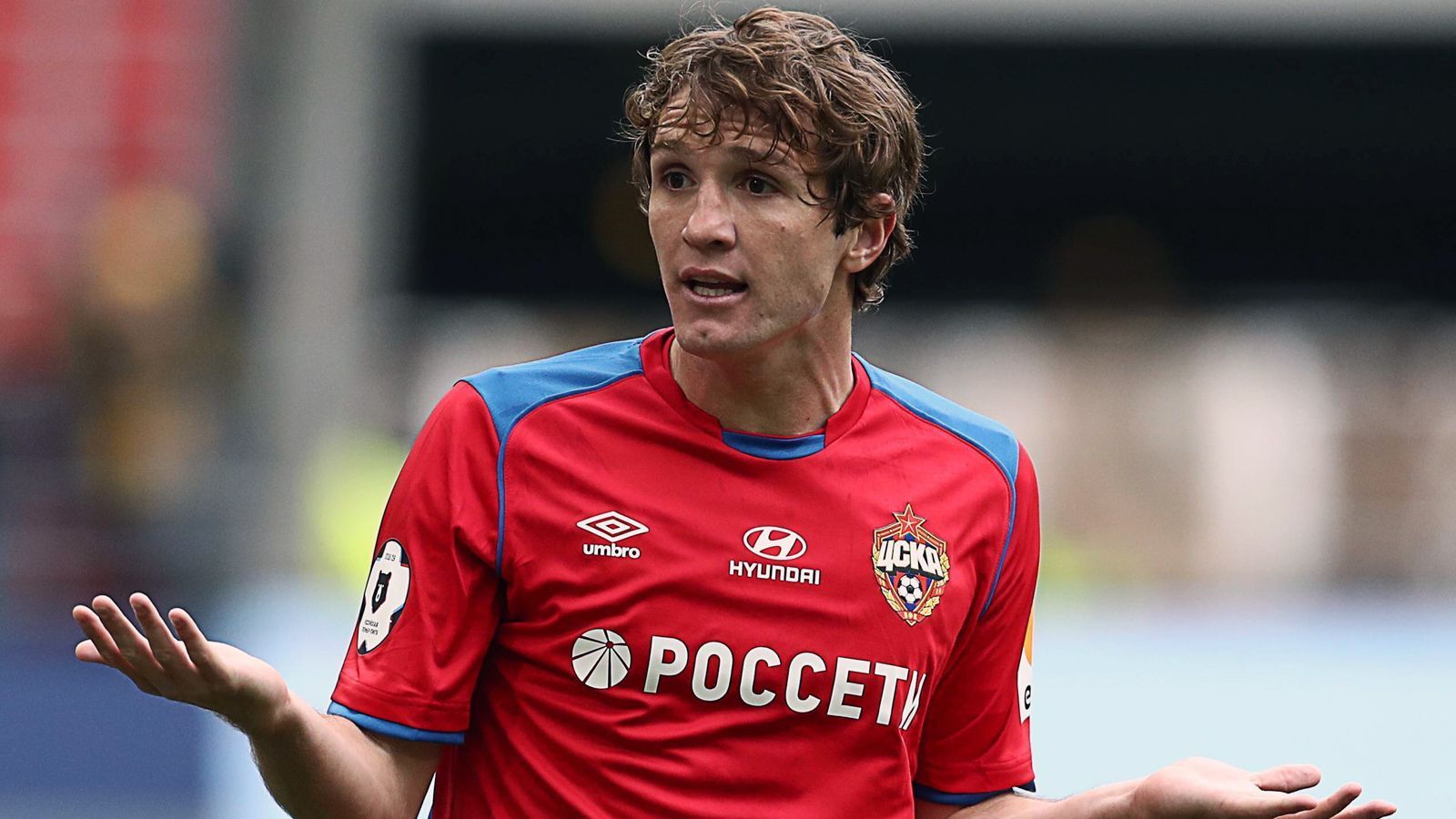 
                <strong>Mario Fernandes (ZSKA Moskau)</strong><br>
                Mit gerade einmal 21 Jahren wagte der gebürtige Brasilianer Mario Fernandes 2012 den Sprung von Gremio Porto Alegre in die Metropole Moskau, wo er bei ZSKA unterschrieb. Mittlerweile ist der Außenverteidiger 28 Jahre alt, wurde eingebürgert und ist sogar Nationalspieler. So kam Fernandes in den Genuss, im Jahr 2018 bei der WM den Gastgeber Russland zu vertreten. Kurios: Im Jahr 2014 lief Fernandes noch für ein Länderspiel für sein Geburtsland Brasilien auf (4:0 gegen Japan). Da es sich dabei aber nur um ein Freundschaftsspiel handelte, konnte er später problemlos die russische Staatsbürgerschaft annehmen und auch für die Sbornaja auflaufen. 
              