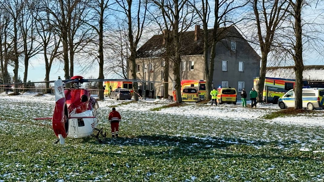 Bei einer Attacke mit einer Stichwaffe in einem Mehrfamilienhaus in Casekow in Brandenburg sind ein Mann und eine Frau getötet worden.