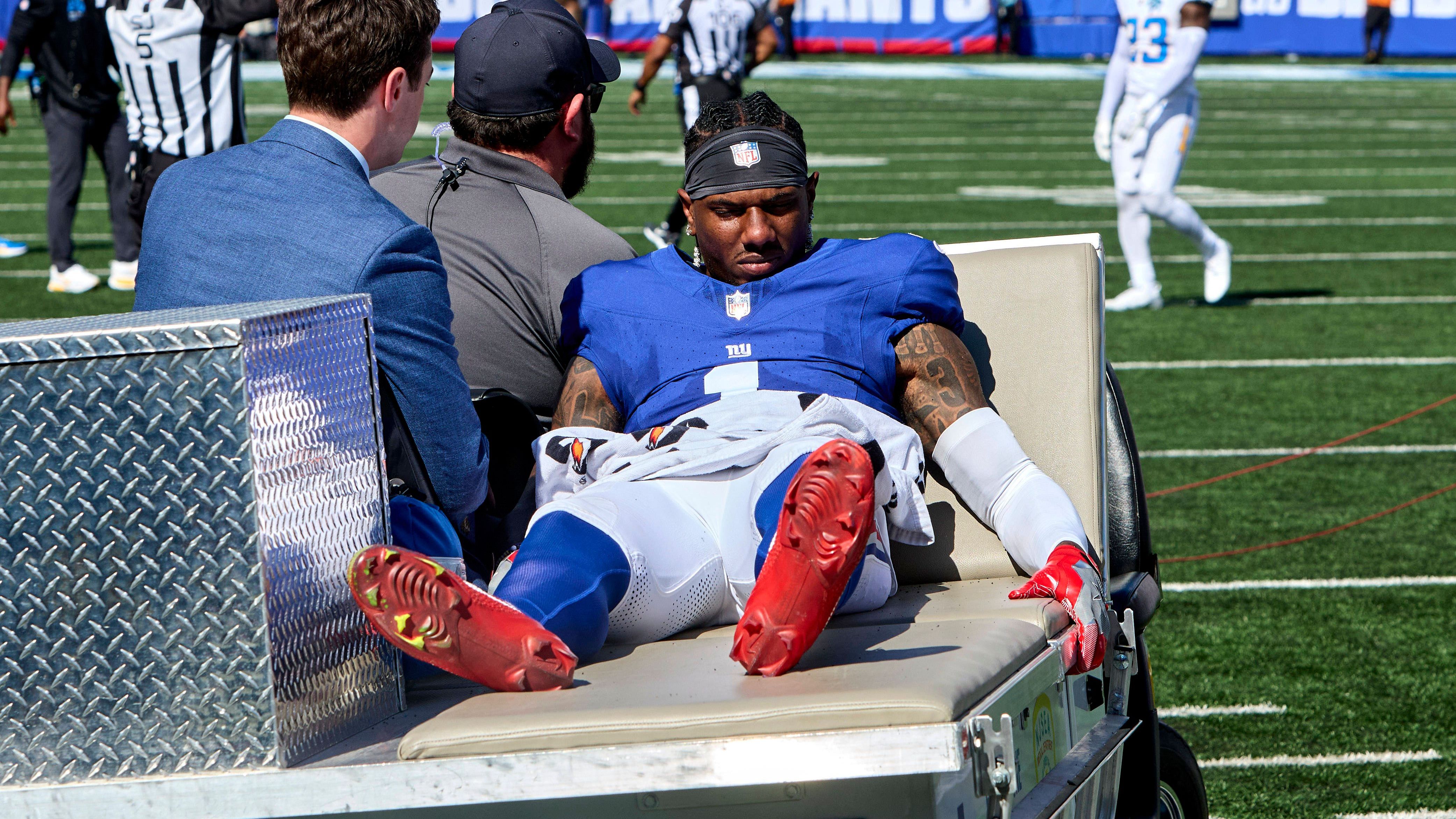 <strong><em>Die schweren Verletzungen auf dem Rasen des MetLife Stadiums</em></strong><br><em>Immer wieder verletzen sich NFL-Profis auf dem FieldTurf-Kunstrasen des New Yorker MetLife Stadiums schwer. Der jüngste Fall: Giants-Receiver Malik Nabers, der sich am 28. September im Spiel gegen die Los Angeles Chargers einen Kreuzbandriss zuzog. Vor dem Heimspiel der Jets im MetLife Stadium gegen die Cowboys zeigt <strong>ran</strong> die Liste der schweren Verletzungen auf dem dortigen Rasen seit 2020 (Quelle: Dov Kleiman).</em>