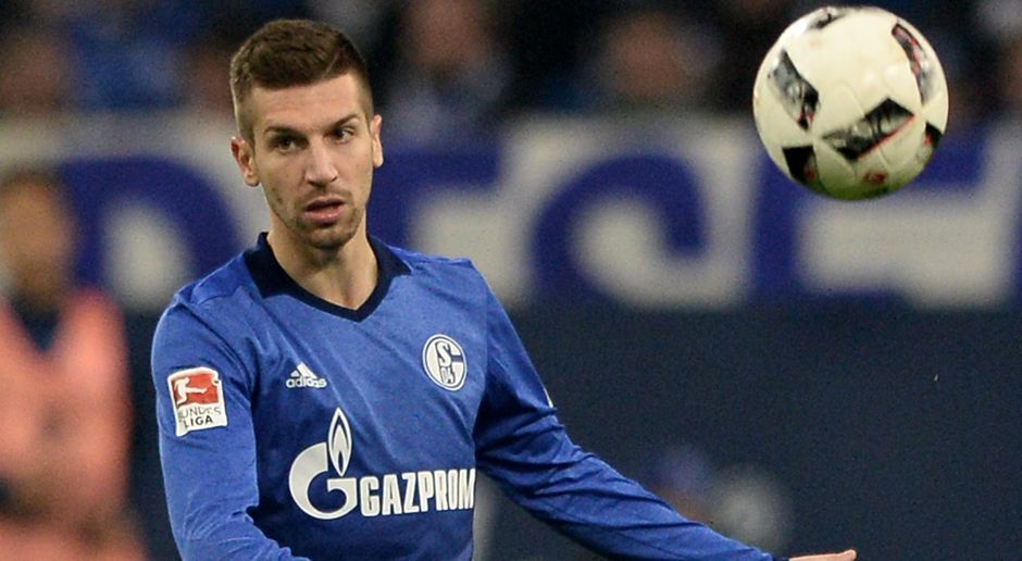 
                <strong>Matija Nastasic</strong><br>
                Matija Nastasic: Gewann im gesamten ersten Durchgang nur drei Zweikämpfe - und das als Abwehrspieler. Hatte häufig keinerlei Zugriff auf die Offensivspieler von RB. Im Aufbau spielte er nahezu nur Querpässe und scheute jedes Risiko. Nahm sich dann ein Mal den Mut und spielte einen katastrophalen Fehlpass. ran-Note: 5.
              