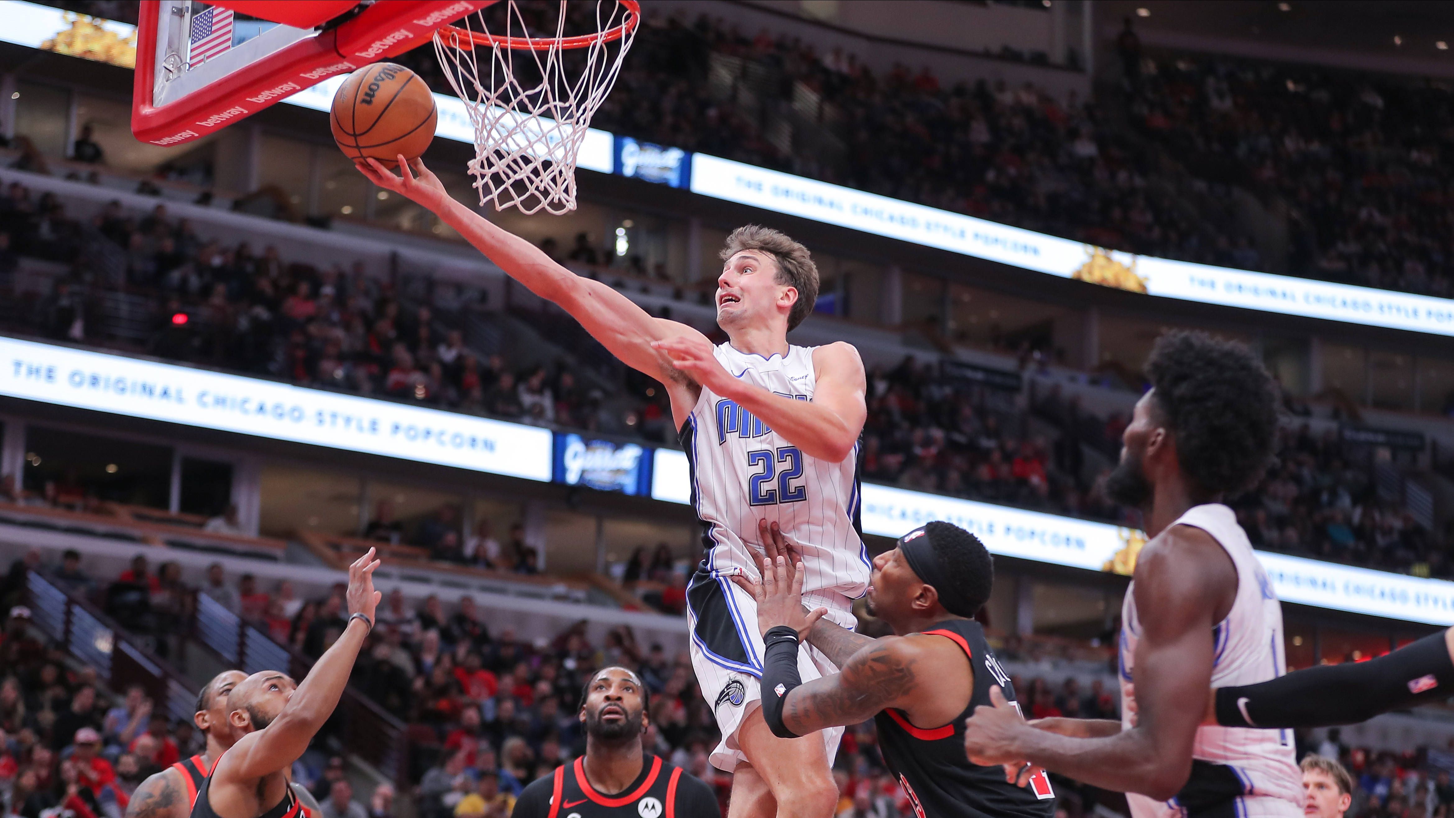 <strong>Samstag, 23.12.</strong><br>Ab 1 Uhr: NBA (<a href="https://www.ran.de/sports/basketball/nba/news/nba202324-live-uebertragung-im-free-tv-auf-prosieben-maxx-und-im-kostenlosen-livestream-auf-rande-detroit-pistons-milwaukee-bucks-323386">Magic at Pacers live auf P7 MAXX und ran.de</a>) <br>Ab 1 Uhr: NHL (<a href="https://www.ran.de/sports/eishockey/nhl/spielplan">Woche 11</a>)<br>Ab 12:30 Uhr: Serie A&nbsp; (<a href="https://www.ran.de/sports/fussball/serie-a/spielplan">17. Spieltag</a>)<br>Ab 13:30 Uhr: Premier League (<a href="https://www.ran.de/sports/fussball/premier-league/spielplan">18. Spieltag</a>)<br>Ab 13:30 Uhr: Darts-WM (<a href="https://www.ran.de/sports/darts/darts-wm/spielplan">2. Runde</a>) <br>Ab 16:15 Uhr: La Liga (<a href="https://www.ran.de/sports/ticker/ma9655412/liveticker">Atletico vs. Sevilla</a>) <br>Ab 20 Uhr: Darts-WM (<a href="https://www.ran.de/sports/darts/darts-wm/spielplan">2. Runde</a>) <br>Ab 22:30 Uhr: Bengals at Steelers (<a href="https://www.ran.de/sports/ticker/ma9603515/liveticker">im Liveticker</a>)