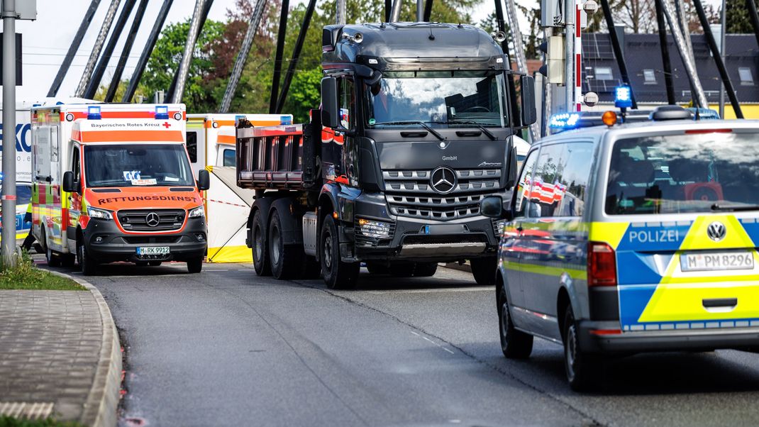 Ein Lkw steht nach einem tödlichen Unfall mit einem Fußgänger an der Unfallstelle am Effnerplatz.