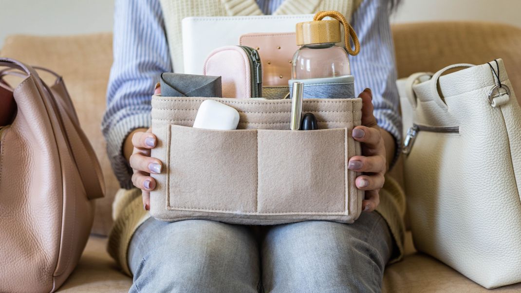 Welche Beauty-Produkte im Handgepäck sinnvoll sind und vor allem: wie sie alle Platz finden.