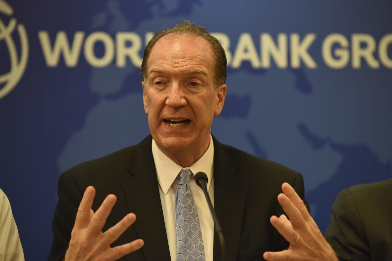 David Malpass wurde im April 2019 auf Vorschlag von US-Präsident Donald Trump zum amtierenden Präsidenten der Weltbank gewählt. Er galt zuvor eher als Kritiker der Weltbank. Die Person für dieses Amt nominieren traditionell die USA als größter Anteilseigner. Sicherlich auch deshalb hatten bislang fast ausschließlich US-Amerikaner:innen das Amt inne. 2024 stehen die nächsten Wahlen an.