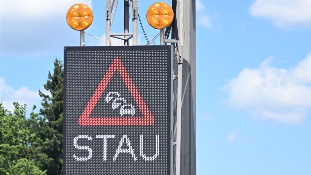 Stillstand auf der Brenner-Autobahn: Die Sperrung der Alpenroute sorgt für stundenlange Verzögerungen.